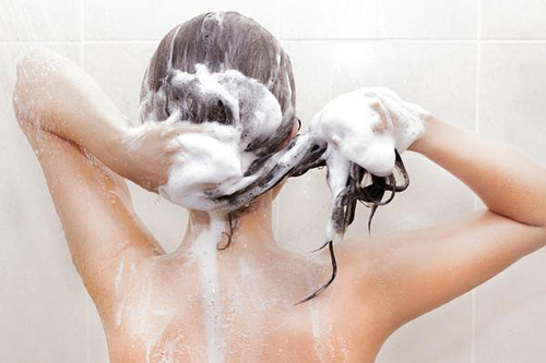 Gội đầu ngay lập tức sau khi uốn để rửa trôi bớt phần thuốc uốn trước khi nó thắm sâu vào bên trong tóc