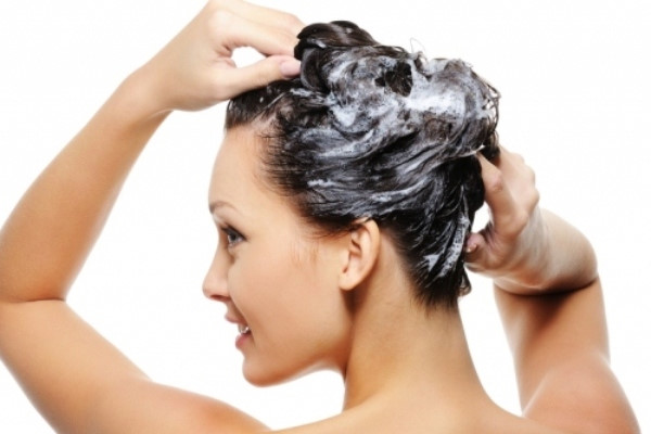 Gội đầu vày nước vượt lên trên rét sẽ gây ra phỏng domain authority đầu khiến cho tóc hư hỏng tổn gãy rụng.