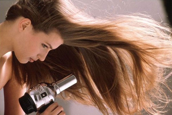 Sấy tóc lau & quá nóng sẽ khiến tóc bạn ngày càng khô, sơ, hư tổn