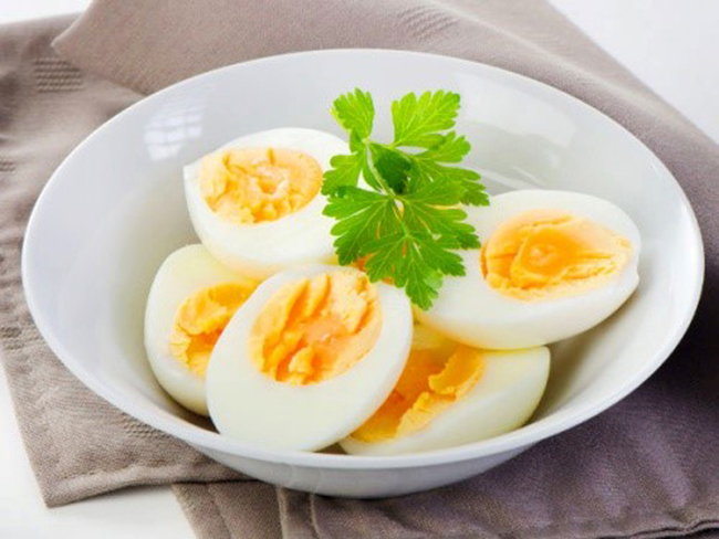 Trứng luộc là thực phẩm rất tốt cho sức khỏe của mái tóc bạn