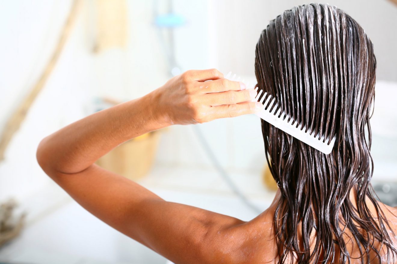 Không nên vò tóc quá nhiều. Hãy sử dụng lược răng thưa để hỗ trợ quá trình gội, tránh làm hư tổn tóc của bạn.