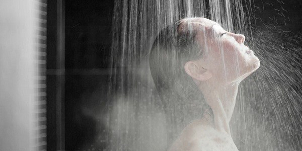 Nước quá nóng sẽ giết chết tóc bạn! Không nên gội đầu bằng nước quá nóng! Hãy cố gắng sử dụng nước thường.