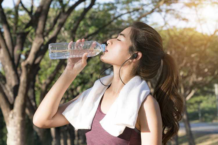 Uống nước chính và đầy đủ tiếp tục giúp cho bạn chiếm hữu một mái đầu khỏe khoắn đẹp nhất tuy nhiên chúng ta ngóng muốn