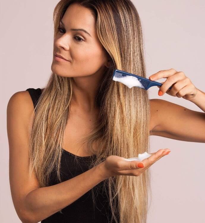 Vuốt gel hoặc mousse để tạm thời định hình tóc trước khi dùng máy ép nóng để xử lý nâng cao.