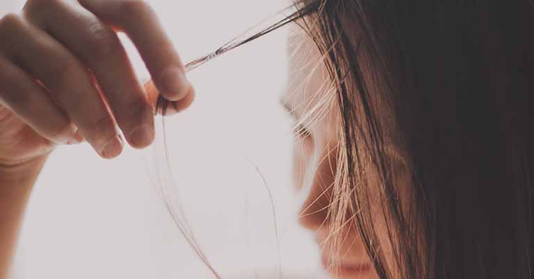 Đánh giá sức khỏe của tóc và lựa chọn loại thuốc uốn