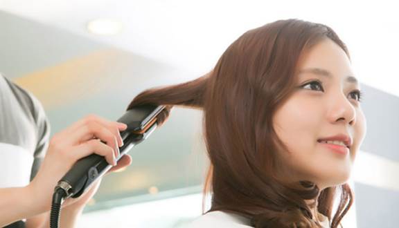 Nếu tóc bị cong sau khi duỗi thẳng, bạn có thể thử dùng máy ép nóng để duỗi tóc thẳng lại.